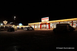 Weihnachtsbeleuchtung von Essert-Illuminationen mit LED-Lichterketten als Gebäudebeleuchtung der Werkerswelt in Mölln