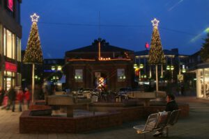 Weihnachtsbeleuchtung von Essert-Illuminationen mit Kegelbäumen in Wesel