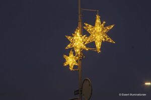 Weihnachtsbeleuchtung von Essert-Illuminationen mit LED-Lichterketten und Fiberglassternen als Laternenbeleuchtung in Wollerau