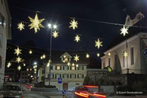 Weihnachtsbeleuchtung von Essert-Illuminationen mit LED-Lichterketten und Fiberglassternen als Straßenüberspannung in Wollerau