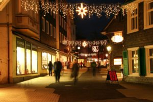 Weihnachtsbeleuchtung von Essert-Illuminationen mit LED-Lichterketten als Straßenüberspannung in Wülfrath