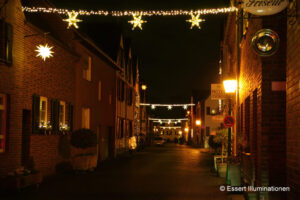 Weihnachtsbeleuchtung von Essert-Illuminationen mit LED-Lichterketten und Fiberglassternen als Straßenüberspannung in Dormagen Zons
