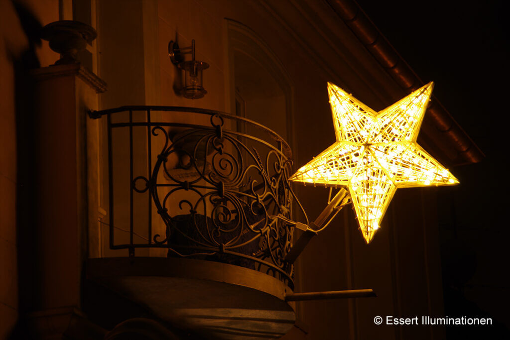 Weihnachtsbeleuchtung von Essert-Illuminationen mit LED-Lichterketten und Fiberglassternen als Gebäudebeleuchtung in Dormagen Zons
