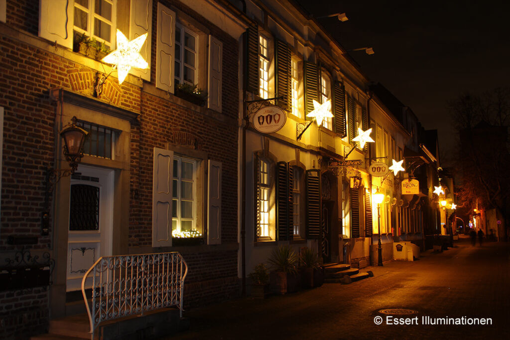 Weihnachtsbeleuchtung von Essert-Illuminationen mit LED-Lichterketten und Fiberglassternen als Gebäudebeleuchtung in Dormagen Zons