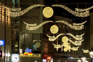 Weihnachtsbeleuchtung von Essert-Illuminationen mit LED-Lichterketten und Fiberglaskugeln als Straßenüberspannung in Zwickau
