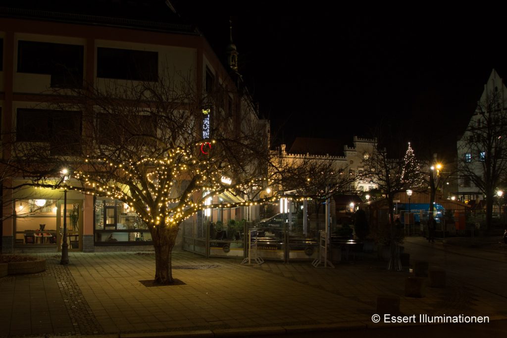 Weihnachtsbeleuchtung von Essert-Illuminationen mit LED-Lichterketten als Baumbeleuchtung in Zwickau