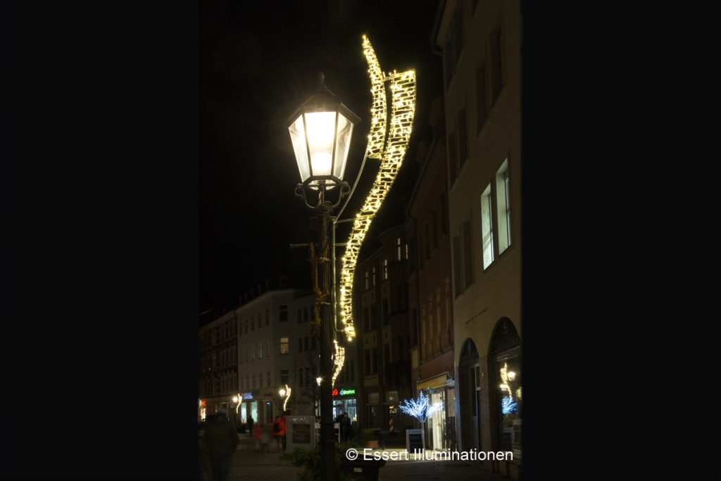 Weihnachtsbeleuchtung von Essert-Illuminationen mit LED-Lichterketten als Laternenbeleuchtung in Zwickau