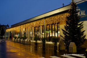 Weihnachtsbeleuchtung von Essert-Illuminationen mit LED-Lichterketten und Girlande als Gebäudebeleuchtung Edekas Gebauer in Göppingen