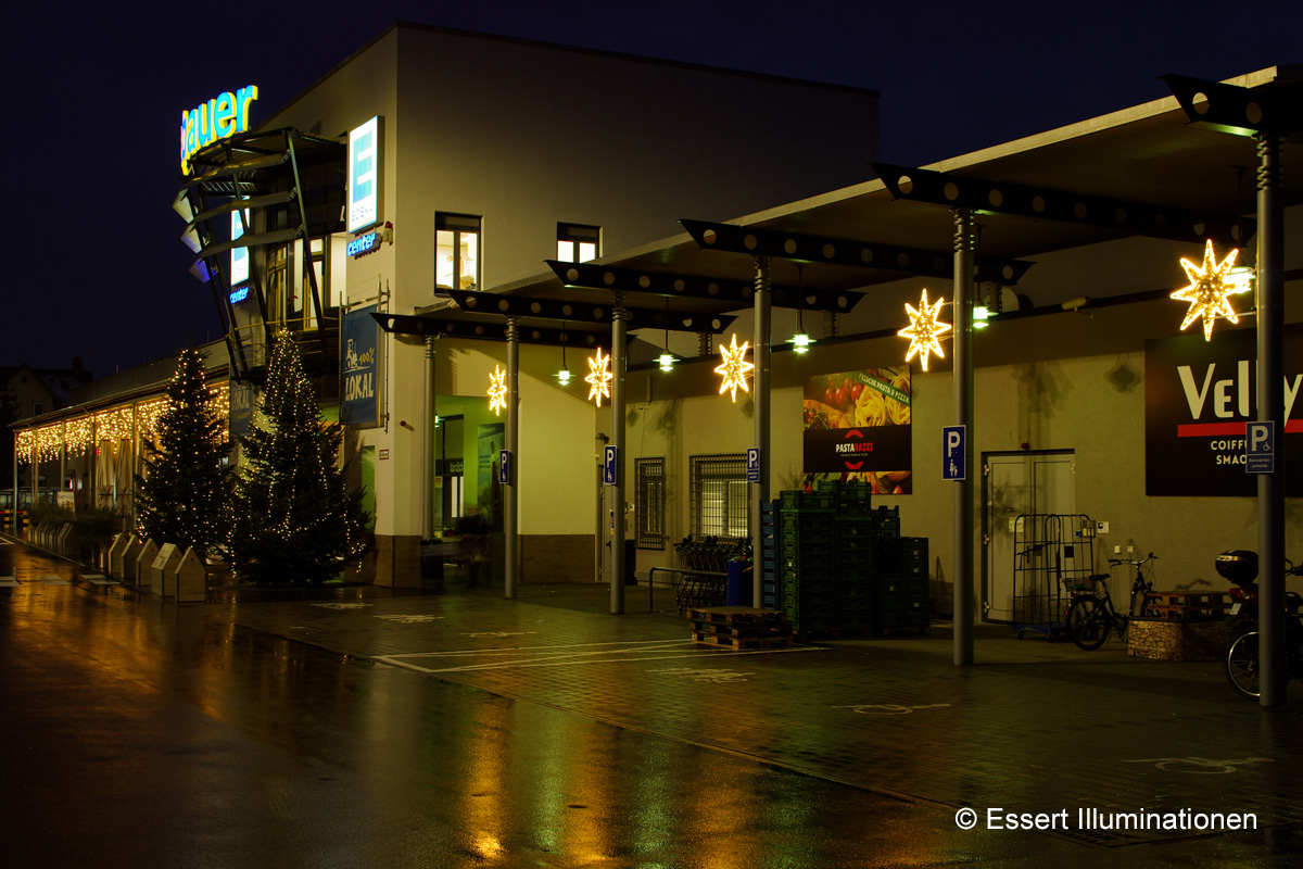 Weihnachtsbeleuchtung von Essert-Illuminationen mit LED-Lichterketten und Girlande als Gebäudebeleuchtung des Edekas Gebauer in Göppingen