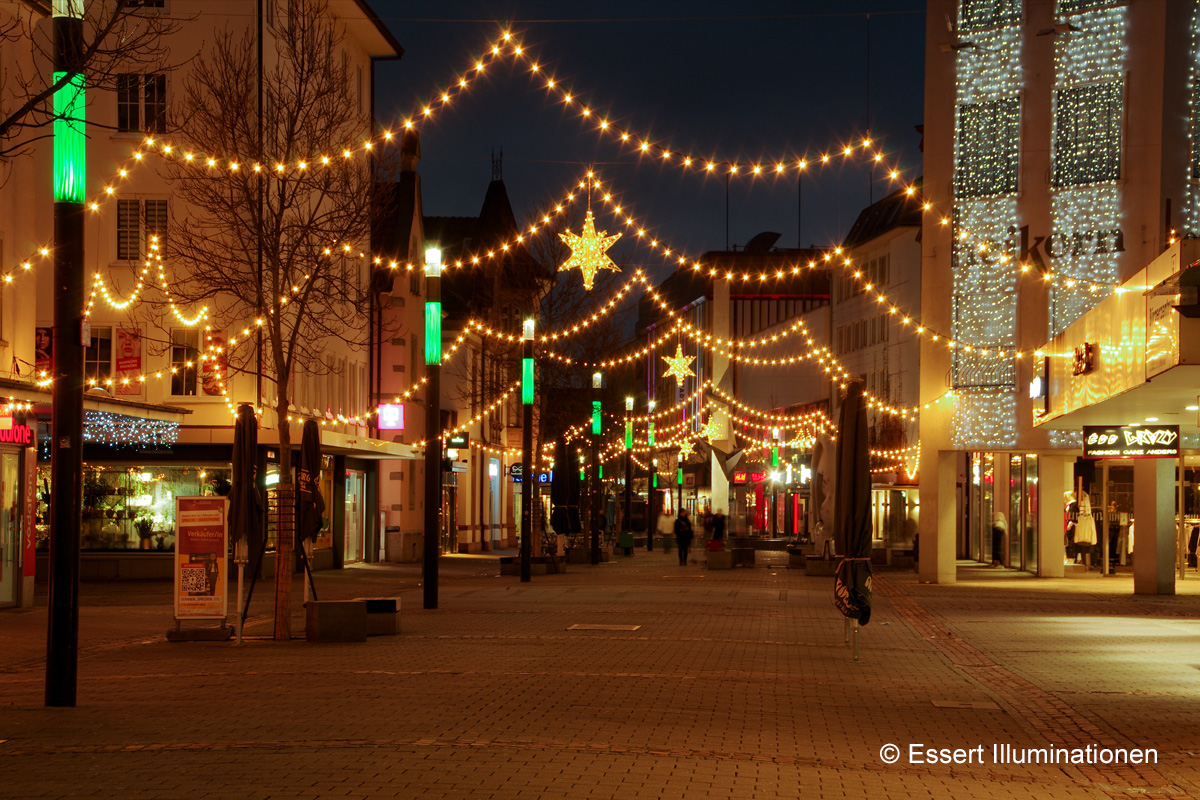 Weihnachtsbeleuchtung von Essert-Illuminationen mit LED-Lichterketten und Fiberglassternen als Straßenüberspannung in Singen
