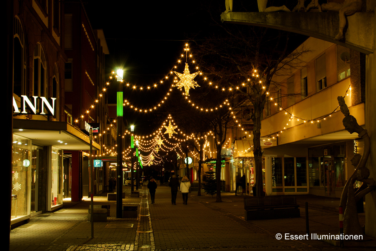 Weihnachtsbeleuchtung von Essert-Illuminationen mit LED-Lichterketten und Fiberglassternen als Straßenüberspannung in Singen
