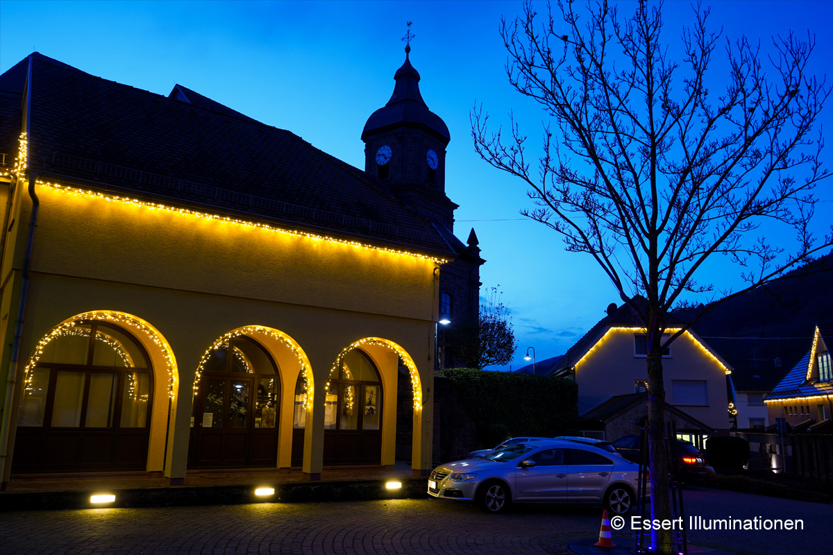 Weihnachtsbeleuchtung von Essert-Illuminationen mit LED-Lichterketten als Gebäudebeleuchtung in Weilbach