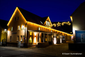 Weihnachtsbeleuchtung von Essert-Illuminationen mit LED-Lichterketten als Gebäudebeleuchtung in Weilbach