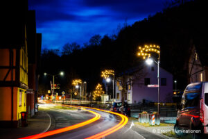 Weihnachtsbeleuchtung von Essert-Illuminationen mit LED-Tropfenlampen und Girlande als Laternenbeleuchtung in Weilbach