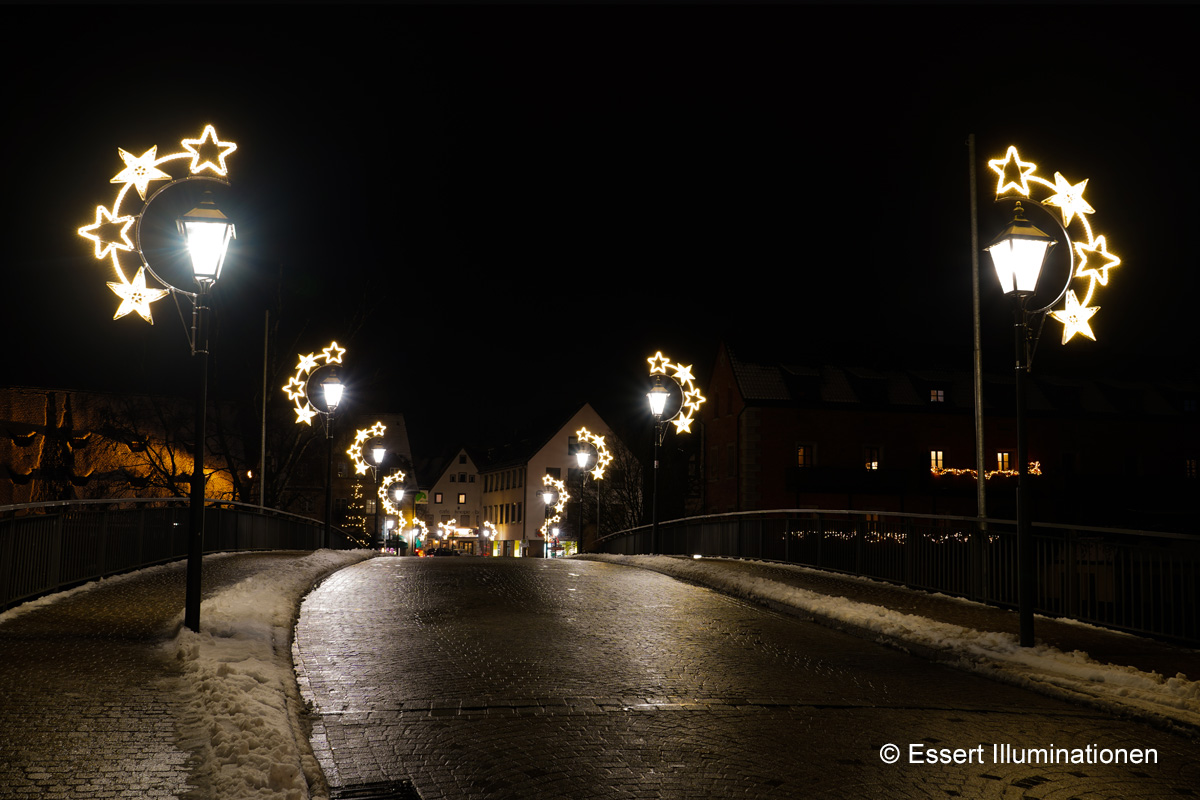 Weihnachtsbeleuchtung von Essert-Illuminationen mit LED-Lichtschlauch und Fiberglas und Girlande als Laternenbeleuchtung in Lauf an der Pegnitz