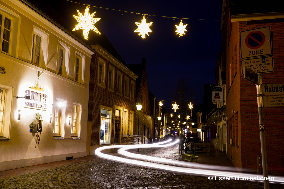 Weihnachtsbeleuchtung von Essert-Illuminationen mit LED-Lichterketten und Fiberglas als Straßenüberspannung in Velen Ramsdorf