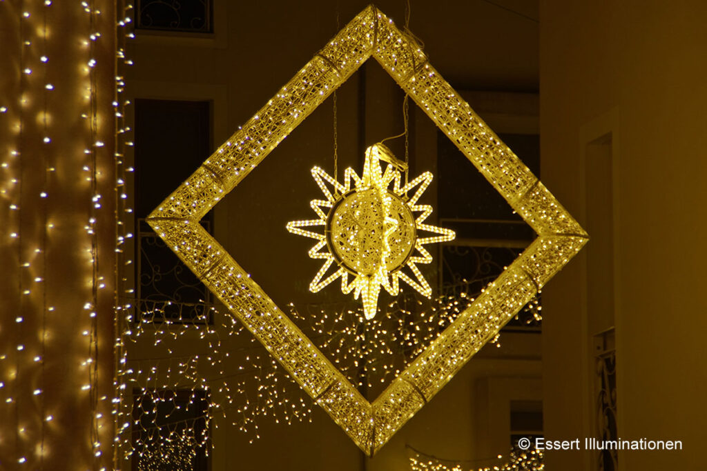 Weihnachtsbeleuchtung von Essert-Illuminationen mit 3D-Dekorationen als Straßenüberspannung in Eschborn