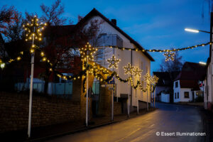 Weihnachtsbeleuchtung von Essert-Illuminationen mit LED-Tropfenlampen und Girlande als Laternenbeleuchtung in Estenfeld