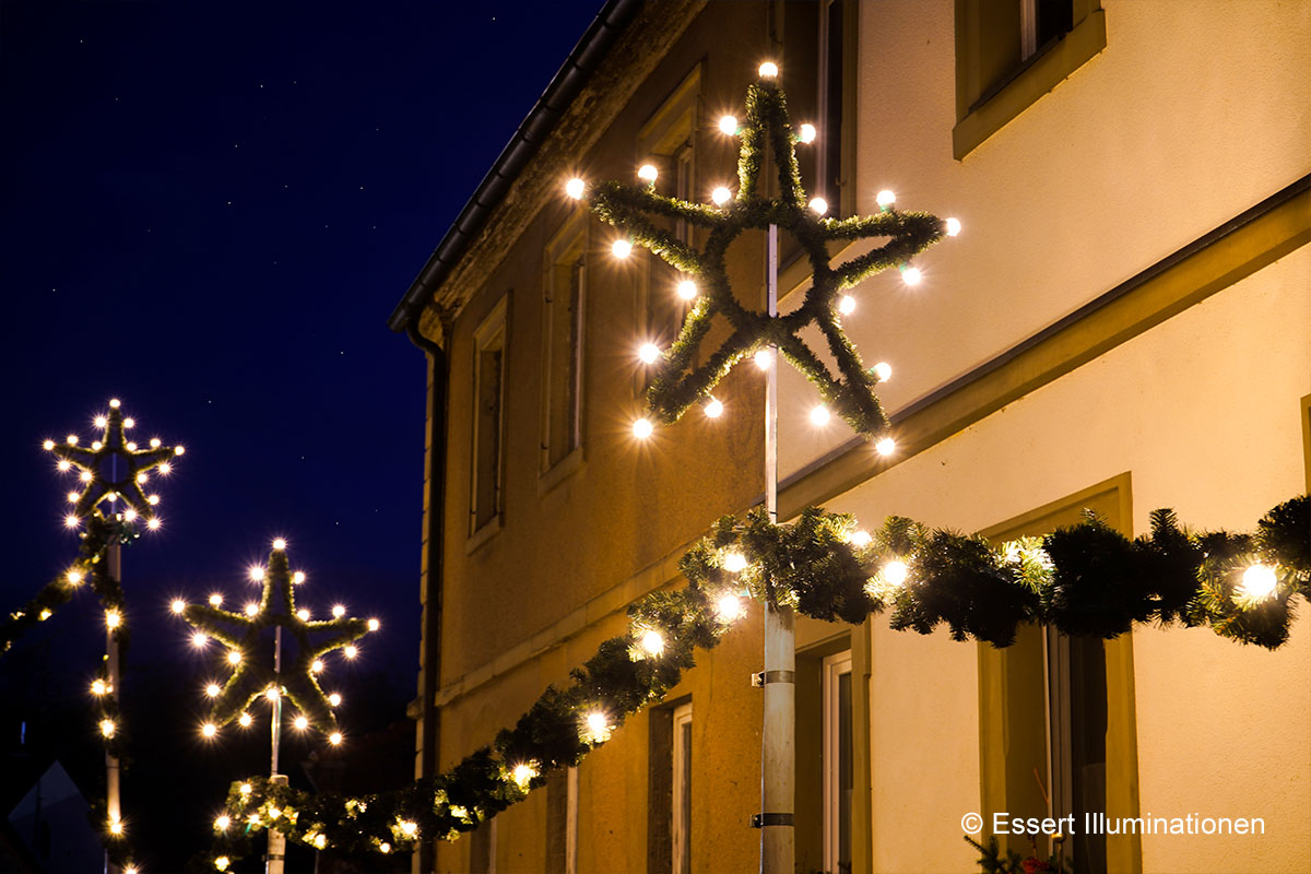 Weihnachtsbeleuchtung von Essert-Illuminationen mit LED-Tropfenlampen und Girlande als Laternenbeleuchtung in Estenfeld