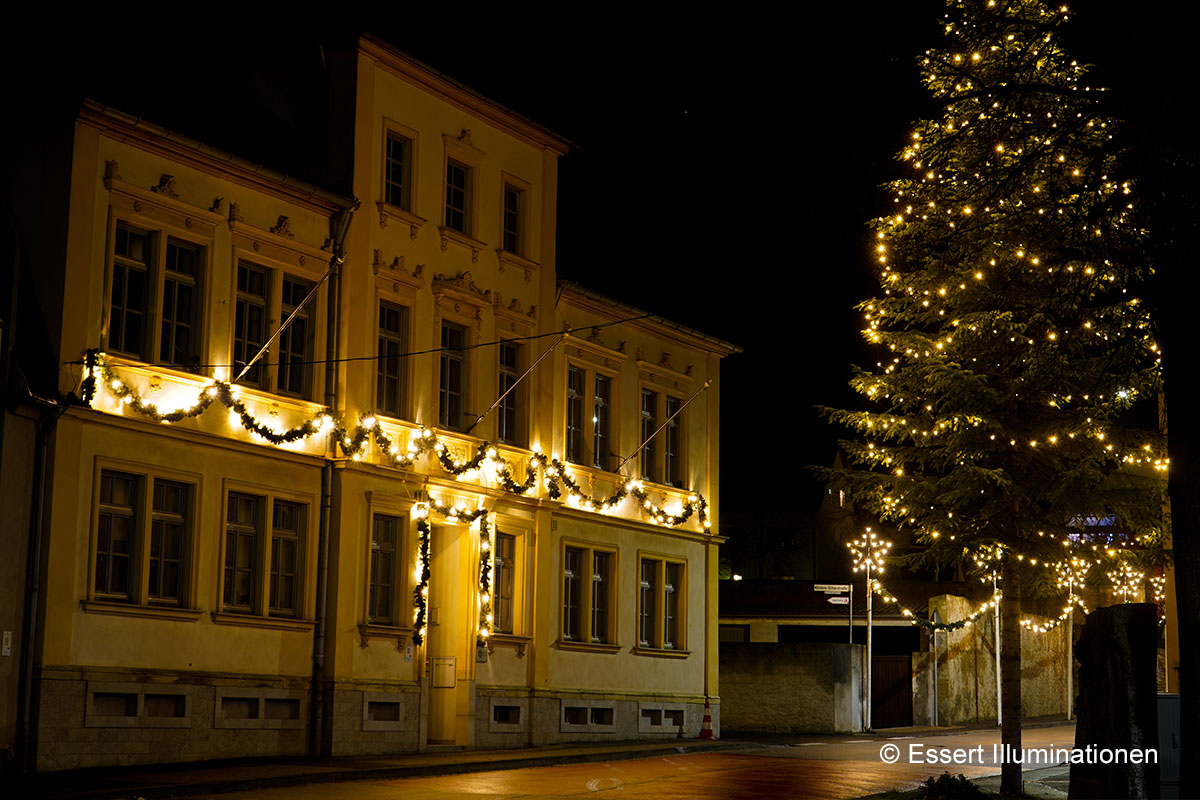 Weihnachtsbeleuchtung von Essert-Illuminationen mit LED-Tropfenlampen und Girlande als Gebäudebeleuchtung in Estenfeld