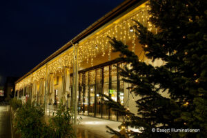 Weihnachtsbeleuchtung von Essert-Illuminationen mit LED-Tropfenlampen und Girlande als Gebäudebeleuchtung des Edekas Gebauer in Göppingen