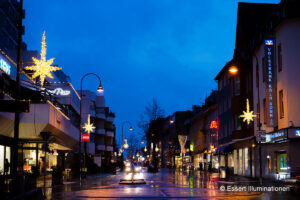 Weihnachtsbeleuchtung von Essert-Illuminationen mit LED-Lichterketten als Laternenbeleuchtung in Köln Rodenkirchen