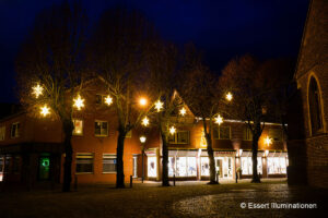 Weihnachtsbeleuchtung von Essert-Illuminationen mit LED-Lichterketten und Fiberglassternen als Baumbeleuchtung in Ramsdorf