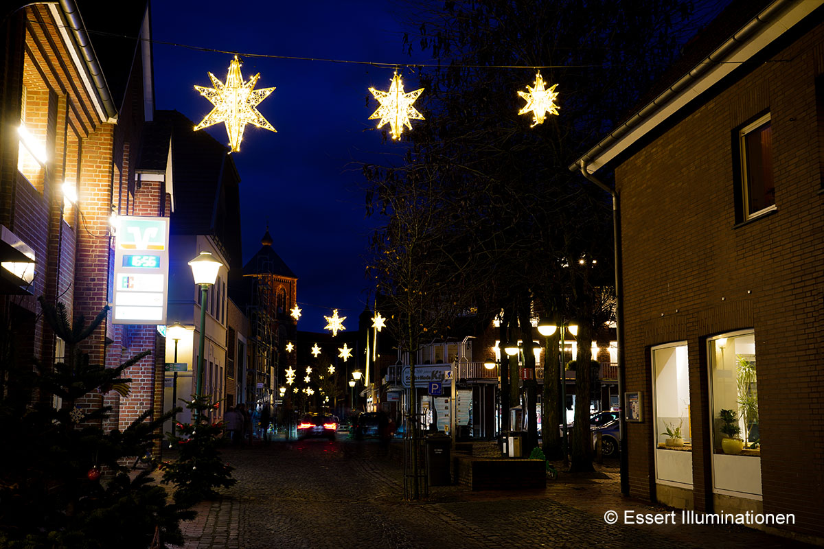 Weihnachtsbeleuchtung von Essert-Illuminationen mit LED-Lichterketten und Fiberglassternen als Straßenüberspannung in Ramsdorf
