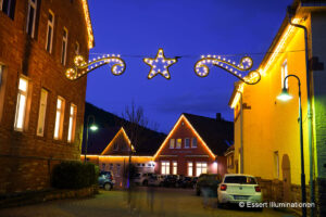 Weihnachtsbeleuchtung von Essert-Illuminationen mit LED-Tropfenlampen und Girlande als Straßenüberspannung in Weilbach