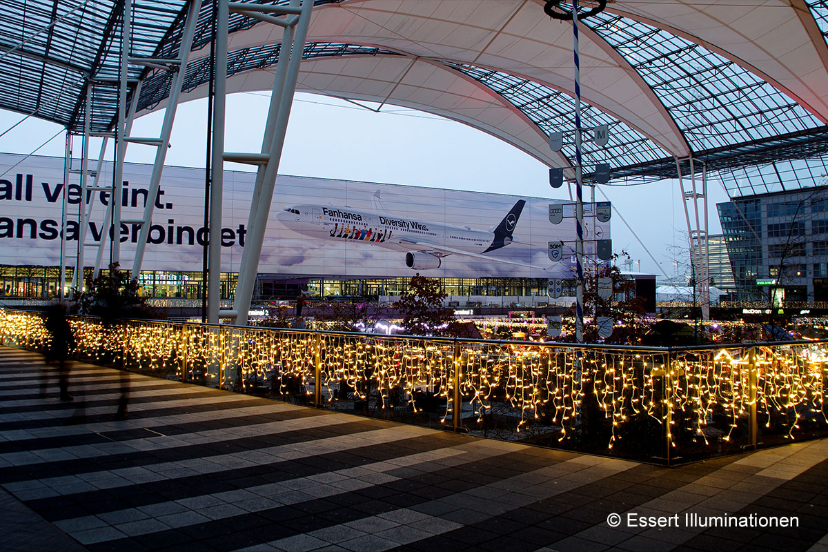 Weihnachtsbeleuchtung von Essert-Illuminationen mit Lichterketten am Flughafen in München