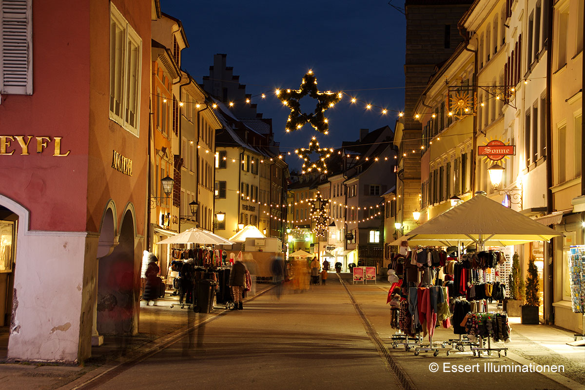 Weihnachtsbeleuchtung von Essert-Illuminationen als Straßenueberspannung mit LED-Tropenlampen und Girlande in Ueberlingen am Bodensee