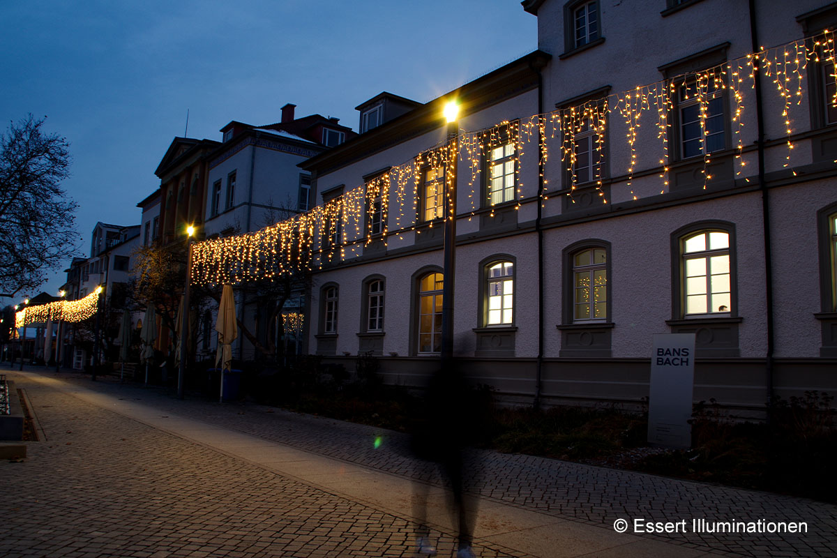 Weihnachtsbeleuchtung von Essert-Illuminationen als Ueberspannung mit LED-Lichterkette in Ueberlingen am Bodensee