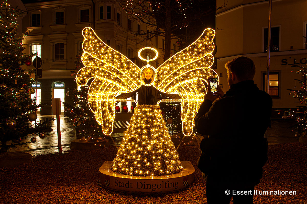 Weihnachtsbeleuchtung von Essert-Illuminationen mit 3D Engel in Dingolfing