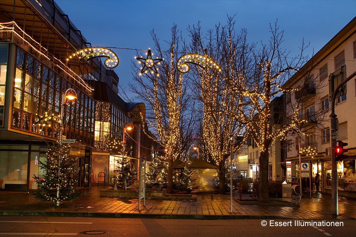 Weihnachtsbeleuchtung von Essert-Illuminationen als Baumbeleuchtung mit LED-Lichterkette in Sinsheim