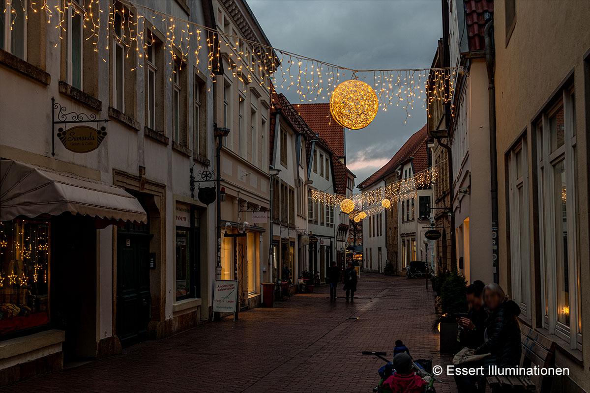 Weihnachtsbeleuchtung von Essert-Illuminationen als Straßenueberspannung mit LED-Lichterketten in Osnabrueck