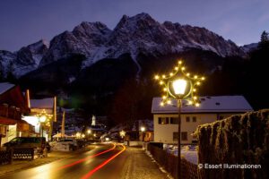 Weihnachtsbeleuchtung von Essert-Illuminationen mit LED-Tropfenlampen als Laternenbeleuchtung im Zugspitzdorf Grainau