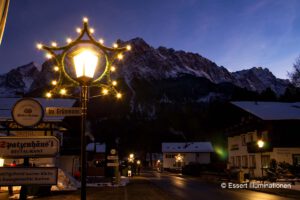 Weihnachtsbeleuchtung von Essert-Illuminationen mit LED-Tropfenlampen als Laternenbeleuchtung im Zugspitzdorf Grainau