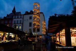 Weihnachtsbeleuchtung von Essert-Illuminationen mit LED-Lichterketten und Fiberglas als Mastbeleuchtung in Straubing