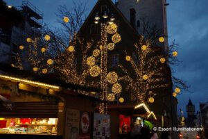 Weihnachtsbeleuchtung von Essert-Illuminationen mit LED-Lichterketten und Fiberglas als Baumbeleuchtung in Straubing