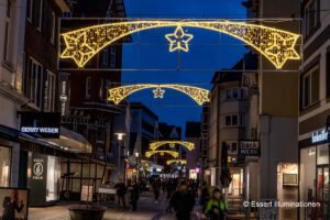 Weihnachtsbeleuchtung von Essert-Illuminationen als Straßenueberspannungen in Cuxhaven