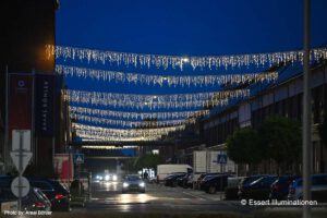 Weihnachtsbeleuchtung von Essert-Illuminationen mit LED-Lichterketten als Straßenueberspannungen im Areal Böhler in Duesseldorf Meerbusch