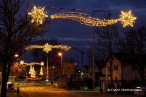 Weihnachtsbeleuchtung von Essert-Illuminationen mit LED-Lichterketten als Straßenueberspannung in Tettnang