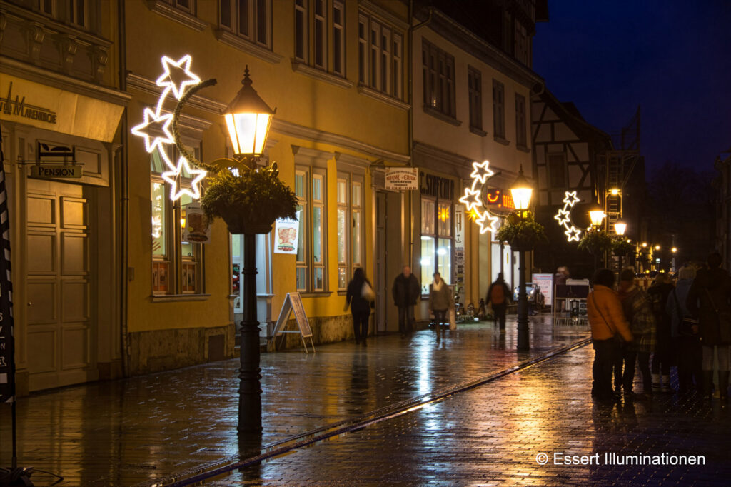 Weihnachtliche LED Straßenbeleuchtung an Laternen