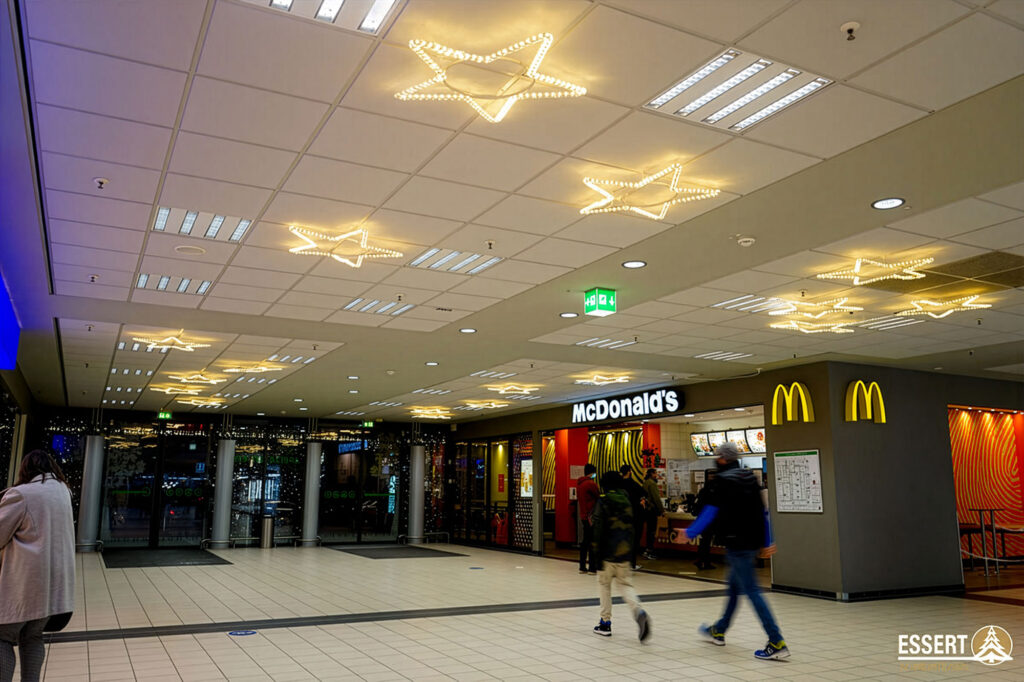 Weihnachtsbeleuchtung Einkaufscenter an der Decke