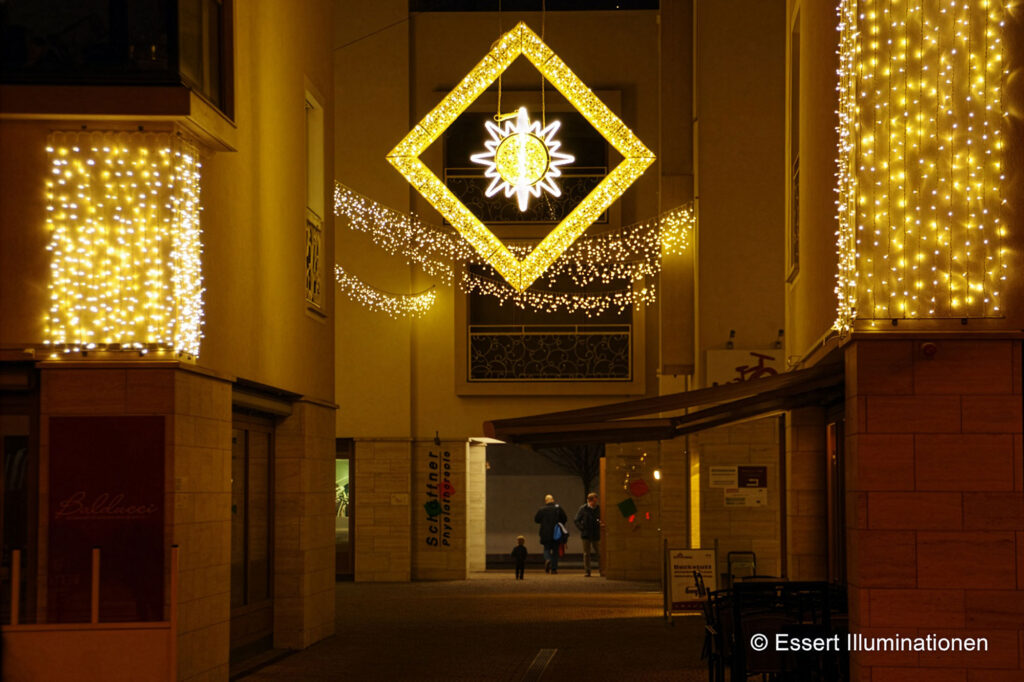 Weihnachtsbeleuchtung für städtische Fassaden